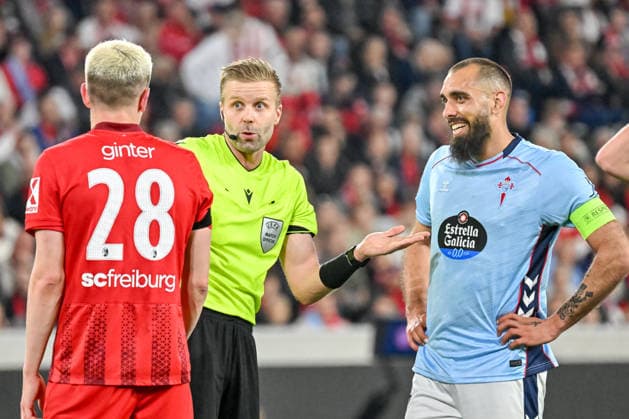 Matthias Ginter SC Freiburg, 28 , Gelnn Nyberg Referee , Borja Iglesias Celta Vigo, 07 in conversation GER, SC Freiburg Celta Vigo, Football, Europa League, quarter-finals, 2025 2026 season, 09 04 2026 GER, SC Freiburg Celta Vigo, Football, Europa League, quarter-finals, 2025 2026 season, 09 04 2026 Freiburg Copyright: xEibner-Pressefoto ThomasxHessx EP_THS