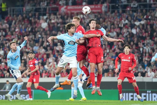 Marcos Alonso RC Celta de Vigo, 20 , Philipp Lienhart SC Freiburg, 03 and Igor Matanovic SC Freiburg, 31 Header , Germany, Football, UEFA Europa League, Quarter-final, First leg, 2025 2026, SC Freiburg vs RC Celta de Vigo, 09 04 2026, Europa Park Stadion, Freiburg, Germany Freiburg Europa Park Stadion Baden Württemberg Germany Copyright: xArnexAmbergx