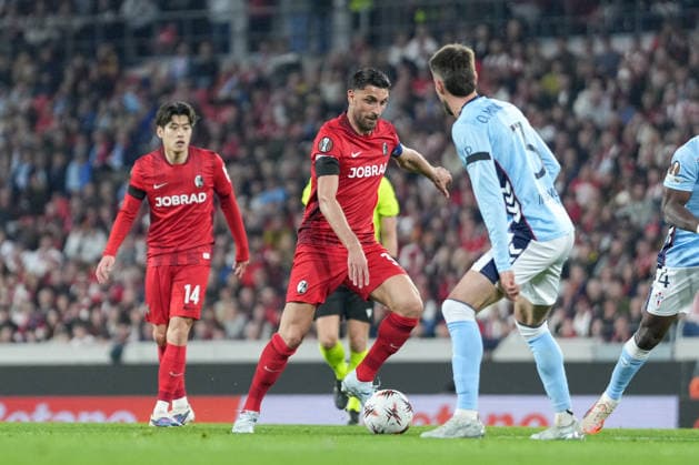 Vincenzo Grifo SC Freiburg, 32 in duel with Oscar Mingueza Oscar Mingueza RC Celta de Vigo, 03 , Germany, Soccer, UEFA Europa League, Quarter-final, First leg, 2025 2026, SC Freiburg vs RC Celta de Vigo, 09 04 2026, Europa Park Stadion, Freiburg, Germany Freiburg Europa Park Stadion Baden Württemberg Germany Copyright: xArnexAmbergx