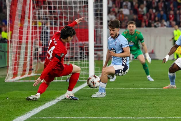 Yuito Suzuki SC Freiburg, 14 and Sergio Carreira Celta Vigo, 05 in duel , Germany, Football, UEFA Europa League, quarter-final, 2025 2026, SC Freiburg vs Celta Vigo, 09 04 2026, Freiburg im Breisgau Europa Park Stadion Stadion am Deutschland Copyright: xGrantxHubbsx