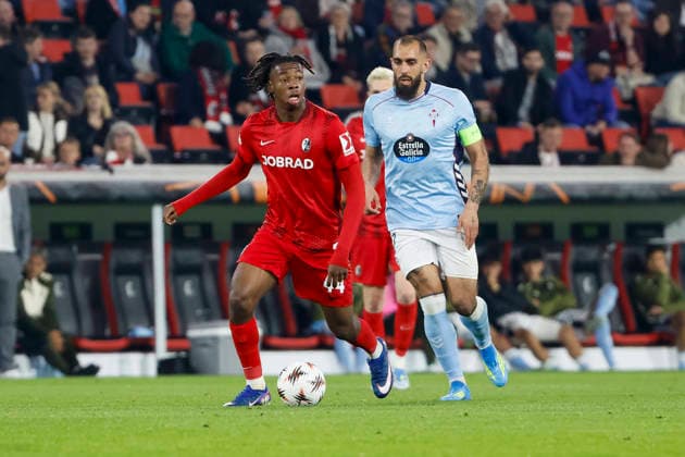 Johan Manzambi SC Freiburg, 44 and Borja Iglesias Celta Vigo, 07 in a running duel , Germany, Football, UEFA Europa League, quarter-final, 2025 2026, SC Freiburg vs Celta Vigo, 09 04 2026, Freiburg im Breisgau Europa Park Stadion Stadion am Deutschland Copyright: xGrantxHubbsx