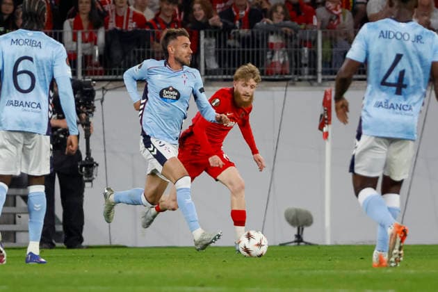 Oscar Mingueza Celta Vigo, 03 and Niklas Beste SC Freiburg, 19 in running duel , Germany, Football, UEFA Europa League, quarter-final, 2025 2026, SC Freiburg vs Celta Vigo, 09 04 2026, Freiburg im Breisgau Europa Park Stadion Stadion am Deutschland Copyright: xGrantxHubbsx