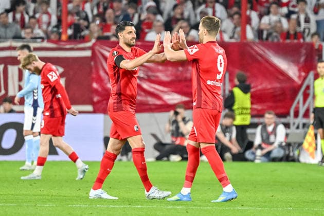 Vincenzo Grifo SC Freiburg, 32 and Lucas Hoeler SC Freiburg, 09 high-five GER, SC Freiburg Celta Vigo, Football, Europa League, quarter-finals, 2025 2026 season, 09 04 2026 GER, SC Freiburg Celta Vigo, Football, Europa League, quarter-finals, 2025 2026 season, 09 04 2026 Freiburg Copyright: xEibner-Pressefoto ThomasxHessx EP_THS