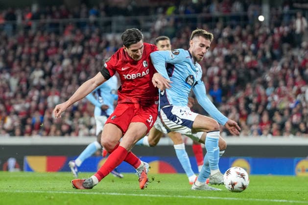 Igor Matanovic SC Freiburg, 31 in duel with Oscar Mingueza Oscar Mingueza RC Celta de Vigo, 03 , Germany, Soccer, UEFA Europa League, Quarter-final, First leg, 2025 2026, SC Freiburg vs RC Celta de Vigo, 09 04 2026, Europa Park Stadion, Freiburg, Germany Freiburg Europa Park Stadion Baden Württemberg Germany Copyright: xArnexAmbergx