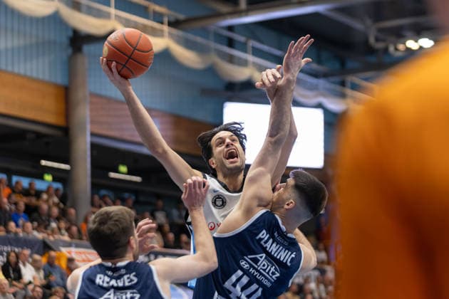 Spencer Reaves MBC, 31 , Benedikt Turudic Hamburg, 44 , Jure Planinic MBC, 44 , Syntainics MBC vs Veolia Towers Hamburg, Basketball, 1 Bundesliga, Men, Matchday 29, Season 2025 26, 10 04 2026 Weißenfels Stadthalle Sachsen Anhalt Germany
