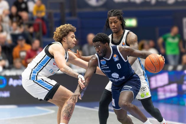 Zacharie Perrin Hamburg, 52 , Khyri Thomas MBC, 0 , Leonard Thorpe Jr Hamburg, 2 , Syntainics MBC vs Veolia Towers Hamburg, Basketball, 1 Bundesliga, Men, Matchday 29, Season 2025 26, 10 04 2026 Weißenfels Stadthalle Sachsen Anhalt Germany