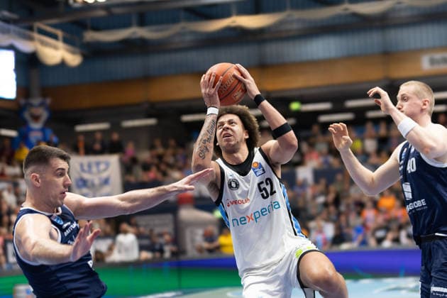 Jure Planinic MBC, 44 , Zacharie Perrin Hamburg, 52 , Collin Welp MBC, 40 , Syntainics MBC vs Veolia Towers Hamburg, Basketball, 1 Bundesliga, Men, Matchday 29, Season 2025 26, 10 04 2026 Weißenfels Stadthalle Sachsen Anhalt Germany