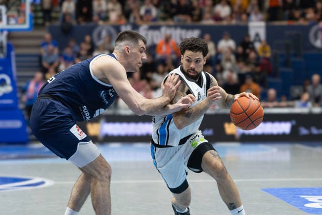 Jure Planinic MBC, 44 , Devon Daniels Hamburg, 21 , Syntainics MBC vs Veolia Towers Hamburg, Basketball, 1 Bundesliga, Men, Matchday 29, Season 2025 26, 10 04 2026 Weißenfels Stadthalle Sachsen Anhalt Germany