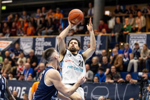 GER, easy Credit Basketball Bundesliga, Syntainics MBC Veolia Towers Hamburg 10 04 2026, Stadthalle, Weißenfels, GER, easy Credit Basketball Bundesliga, Syntainics MBC Veolia Towers Hamburg Devon Daniels IV Veolia Towers Hamburg, 21 , RJ Gunn Syntainics MBC, 21 Â Photo Alexander Trienitz Weißenfels Stadthalle Sachsen Anhalt Germany