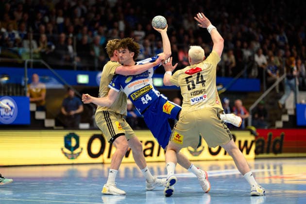 Stephan Seitz ThSV Eisenach, 44 , Marian Michalczik TSV Hannover Burgdorf, 22 , Justus Fischer TSV Hannover Burgdorf, 54 GER, ThSV Eisenach v TSV Hannover Burgdorf, 1 Daikin Handballbundesliga, Handball, 28 Matchday, Season 2025 2026, 19 00 hrs, 10 04 2026 GER, ThSV Eisenach v TSV Hannover Burgdorf, 1 Daikin Handballbundesliga, Handball, 28 Matchday, Season 2025 2026, 19 00 hrs, 10 04 2026 Eisenach Copyright: xEibner-Pressefoto MartinxHerbstx EP_MHT