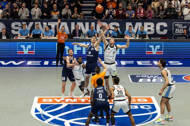 GER, easy Credit Basketball Bundesliga, Syntainics MBC Veolia Towers Hamburg 10 04 2026, Stadthalle, Weißenfels, GER, easy Credit Basketball Bundesliga, Syntainics MBC Veolia Towers Hamburg Tipp off, Jure Planinic Syntainics MBC, 44 , Niklas Wimberg Veolia Towers Hamburg, 17 Â Photo Alexander Trienitz Weißenfels Stadthalle Sachsen Anhalt Germany