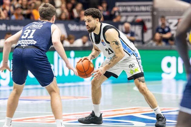 GER, easy Credit Basketball Bundesliga, Syntainics MBC Veolia Towers Hamburg 10 04 2026, Stadthalle, Weißenfels, GER, easy Credit Basketball Bundesliga, Syntainics MBC Veolia Towers Hamburg Devon Daniels IV Veolia Towers Hamburg, 21 , Spencer Reaves Syntainics MBC, 31 Â Photo Alexander Trienitz Weißenfels Stadthalle Sachsen Anhalt Germany