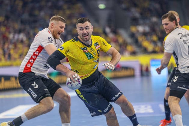 GER, Mannheim, Rhein Neckar Löwen vs Flensburg Handewitt, Daikin Handball Bundesliga, Handball, HBL, Spielzeit 2025 2026, SAP Arena, 28 Spieltag im Bild v l Blaz Blagotinsek SG FlensburgHandewitt 43 , Jannik Kohlbacher RheinNeckar Löwen 80 DFB DFL REGULATIONS PROHIBIT ANY USE OF PHOTOGRAPHS AS IMAGE SEQUENCES AND OR QUASI VIDEO, 11 04 2026 Copyright: HMBxMedia HendrikxHamelau