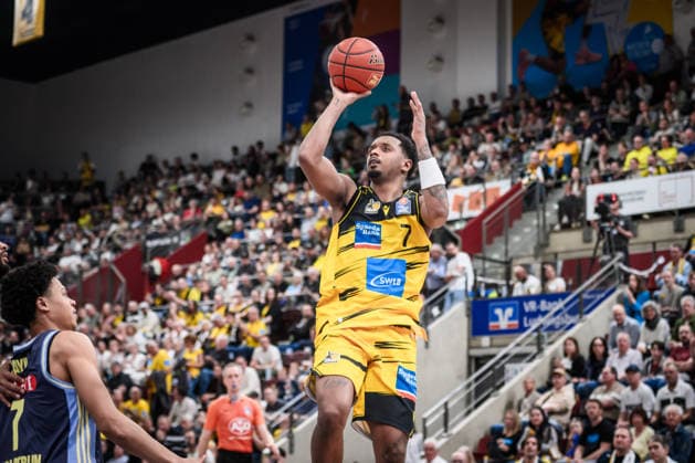 Elijah Hughes MHP RIESEN Ludwigsburg, 07 , u li of Berlin Jack Kayil ALBA Berlin, 07 GER, MHP Riesen Ludwigsburg vs ALBA Berlin, Basketball Bundesliga, easycredit BBL, 29 Matchday, Season 2025 2026, 11 04 2026 GER, MHP Riesen Ludwigsburg vs ALBA Berlin, Basketball Bundesliga, easycredit BBL, 29 Matchday, Season 2025 2026, 11 04 2026 Ludwigsburg Copyright: xSandyxDinkelackerx EP_SDR