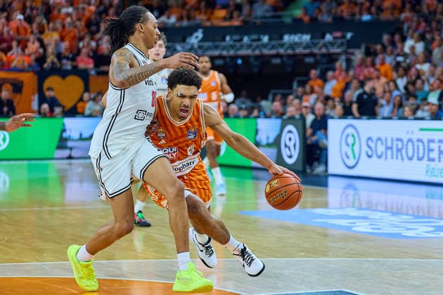 duel, duel between Austin Matthew Crowley BMA365 Bamberg Baskets, 85 and Mark Smith ratiopharm ulm, 13 GER, ratiopharm ulm vs BMA365 Bamberg Baskets, Basketball, Matchday 29, EasyCredit BBL, Season 2025 2026, 11 04 2026 GER, ratiopharm ulm vs BMA365 Bamberg Baskets, Basketball, Matchday 29, EasyCredit BBL, Season 2025 2026, 11 04 2026 Neu Ulm Copyright: xEibner-Pressefoto GeraldxOelze-dexStoppanyx EP_ODS