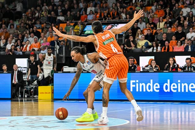 GER, BBL, ratiopharm Ulm vs BMA 365 Bamberg Baskets 11 04 2026, ratiopharm arena, Neu Ulm, GER, BBL, ratiopharm Ulm vs BMA 365 Bamberg Baskets, pictured Austin Matthew Crowle Bamberg, 85 , Nelson Weidemann Ulm, 0 nordphotoxGmbHx xHafner nph00200