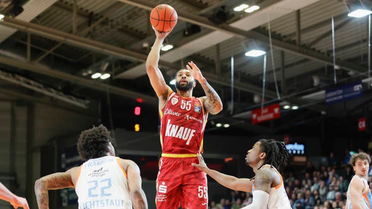 In the picture from left Javon Franklin Science City Jena, 22 , David Muenkat Wuerzburg Baskets, 55 on the ball and Uchenna Iroegbu Science City Jena, 1 11 04 2026, Science City Jena Fitness First Wuerzburg Baskets, easyCredit BBL, Matchday 29, Germany, Jena, Sparkassen Arena, Copyright: HMBxMedia xJulienxBecker