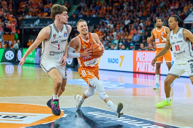 duel, duel between Zachary Ensminger BMA365 Bamberg Baskets, 01 , Thomas Klepeisz ratiopharm ulm, 22 , right Malik Osborne ratiopharm ulm, 10 , Austin Matthew Crowley BMA365 Bamberg Baskets, 85 GER, ratiopharm ulm vs BMA365 Bamberg Baskets, Basketball, Matchday 29, EasyCredit BBL, Season 2025 2026, 11 04 2026 GER, ratiopharm ulm vs BMA365 Bamberg Baskets, Basketball, Matchday 29, EasyCredit BBL, Season 2025 2026, 11 04 2026 New Ulm Copyright: xEibner-Pressefoto GeraldxOelze-dexStoppanyx EP_ODS