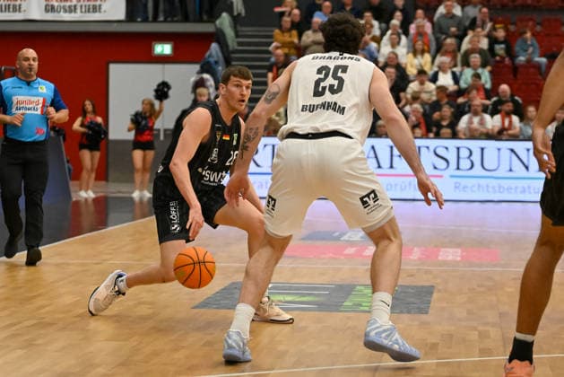 Till Joelke Tigers Tuebingen, 26 on the ball against Benjamin Burnham Artland Dragons, 25 Artland Dragons vs Tigers Tuebingen, 2 Basketball Bundesliga, Pro A, 31 Matchday, Season 2025 2026, 11 04 2026, Artland Dragons vs Tigers Tuebingen, 2 Basketball Bundesliga, Pro A, 31 Matchday, Season 2025 2026, 11 04 2026 Quakenbrueck Copyright: xEibner-Pressefoto RobertxGertzenx EP_RGN