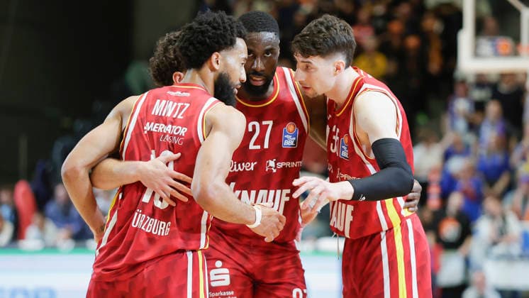 In the picture from left Davion Mintz Wuerzburg Baskets, 10 , Brae Ivey Wuerzburg Baskets, 11 , Eddy Edigin Wuerzburg Baskets, 27 and Alen Pjanic Wuerzburg Baskets, 35 discuss 11 04 2026, Science City Jena Fitness First Wuerzburg Baskets, easyCredit BBL, 29 Matchday, Germany, Jena, Sparkassen Arena, Copyright: HMBxMedia xJulienxBecker