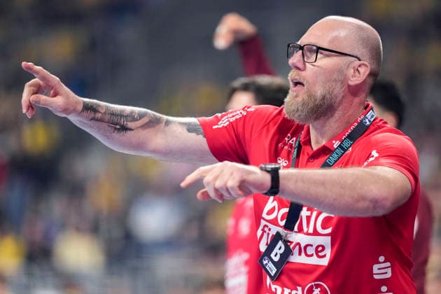 Ales Pajovic coach, head coach, Flensburg , gives instructions, gestures, gesticulating with arms, single picture, single photo, action, action, 11 04 2026, Mannheim Germany , Handball, Bundesliga, Rhein Neckar Löwen SG Flensburg Handewitt xozx