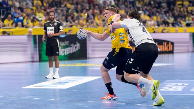 v li Haukur Thrastarson RNL, 25 , Johannes Golla Flensburg, 4 , duel, duel, tackle, tackling, dynamics, action, action, 11 04 2026, Mannheim Germany , Handball, Bundesliga, Rhein Neckar Löwen SG Flensburg Handewitt xozx