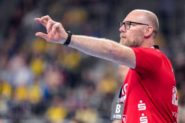 Ales Pajovic coach, head coach, Flensburg , gives instructions, gestures, gesticulating with arms, single picture, single photo, action, action, 11 04 2026, Mannheim Germany , Handball, Bundesliga, Rhein Neckar Löwen SG Flensburg Handewitt xozx