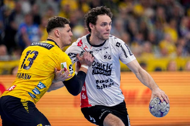 v li Sebastian Heymann RNL, 13 , Niclas Kirkelökke Flensburg, 5 , duel, duel, tackle, tackling, dynamics, action, action, 11 04 2026, Mannheim Germany , Handball, Bundesliga, Rhein Neckar Löwen SG Flensburg Handewitt xozx