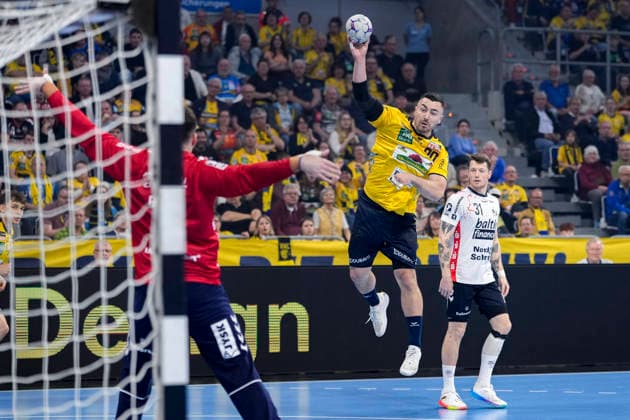 from left Benjamin Buric goalkeeper, Flensburg, 1 , Jannik Kohlbacher RNL, 80 , Emil Manfeldt Jakobsen Flensburg, 31 , on jump shot, throw, goal throw, action, action scene, 11 04 2026, Mannheim Germany , Handball, Bundesliga, Rhein Neckar Löwen SG Flensburg Handewitt xozx