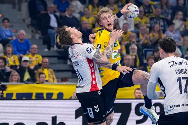 from left Emil Manfeldt Jakobsen Flensburg, 31 , Edwin Aspenbäck RNL, 78 , Marko Grgic Flensburg, 17 , duel, duel, tackle, tackling, dynamics, action, action, 11 04 2026, Mannheim Germany , Handball, Bundesliga, Rhein Neckar Löwen SG Flensburg Handewitt xozx
