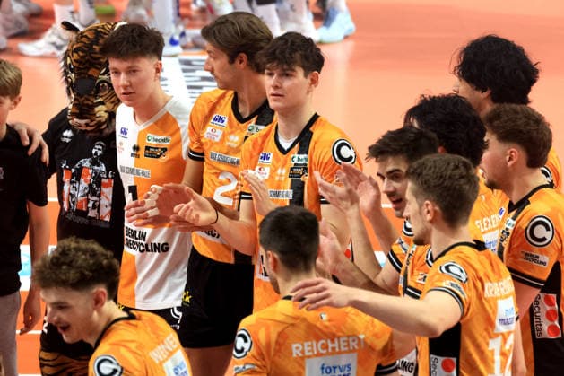 DEU, DVV, 1 VBL, BR Volleys vs VFB Friedrichshafen, 11 04 2026, Max Schmeling Halle, Berlin, DEU, DVV, 1 VBL, BR Volleys vs VFB Friedrichshafen, in the picture Kilian Schmiedeke BR Volleys 3 , BR Volleys players circle nordphotoxGmbHx xEngler nph00076