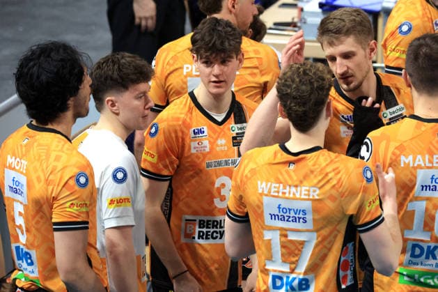 DEU, DVV, 1 VBL, BR Volleys vs VFB Friedrichshafen, 11 04 2026, Max Schmeling Halle, Berlin, DEU, DVV, 1 VBL, BR Volleys vs VFB Friedrichshafen, in the picture Kilian Schmiedeke BR Volleys 3 , BR Volleys players circle nordphotoxGmbHx xEngler nph00076