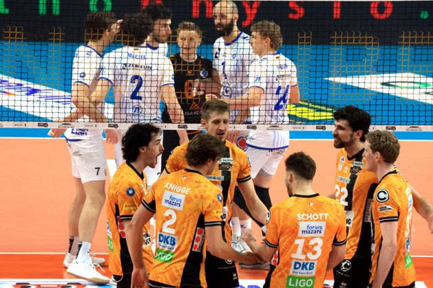 DEU, DVV, 1 VBL, BR Volleys vs VFB Friedrichshafen, 11 04 2026, Max Schmeling Halle, Berlin, DEU, DVV, 1 VBL, BR Volleys vs VFB Friedrichshafen, in the picture BR Volleys players circle, Friedrichshafen players circle nordphotoxGmbHx xEngler nph00076