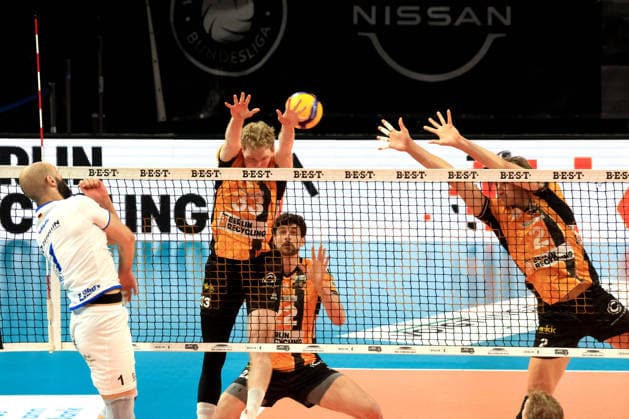 DEU, DVV, 1 VBL, BR Volleys vs VFB Friedrichshafen, 11 04 2026, Max Schmeling Halle, Berlin, DEU, DVV, 1 VBL, BR Volleys vs VFB Friedrichshafen, in the picture Fedor Ivanov BR Volleys 33 , Matthew Knigge BR Volleys 2 , Jake Hanes BR Volleys 22 , Vojin Cacic Friedrichshafen 1 nordphotoxGmbHx xEngler nph00076