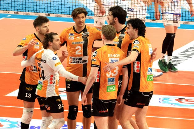 DEU, DVV, 1 VBL, BR Volleys vs VFB Friedrichshafen, 11 04 2026, Max Schmeling Halle, Berlin, DEU, DVV, 1 VBL, BR Volleys vs VFB Friedrichshafen, in the picture BR Volleys players circle nordphotoxGmbHx xEngler nph00076