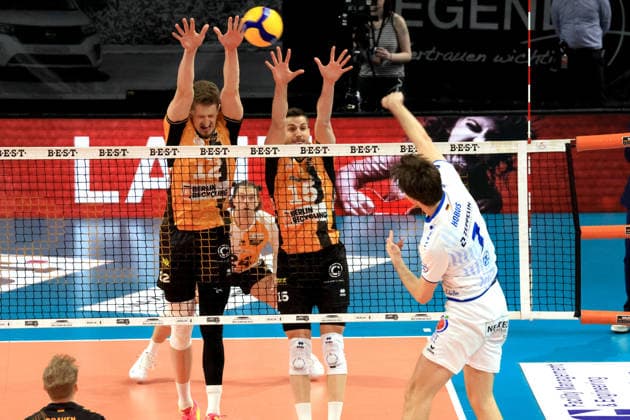 DEU, DVV, 1 VBL, BR Volleys vs VFB Friedrichshafen, 11 04 2026, Max Schmeling Halle, Berlin, DEU, DVV, 1 VBL, BR Volleys vs VFB Friedrichshafen, in the picture Florian Krage Brewitz BR Volleys 12 , Moritz Reichert BR Volleys 15 , Kyle Hobus Friedrichshafen 7 nordphotoxGmbHx xEngler nph00076