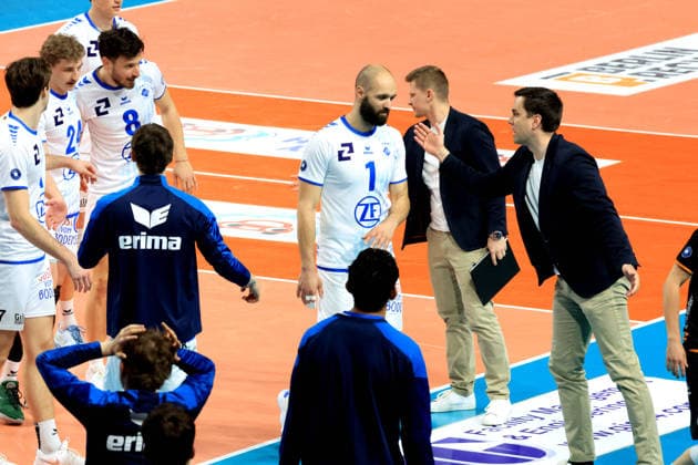 DEU, DVV, 1 VBL, BR Volleys vs VFB Friedrichshafen, 11 04 2026, Max Schmeling Halle, Berlin, DEU, DVV, 1 VBL, BR Volleys vs VFB Friedrichshafen, in the picture head coach Adam Swaczyna Friedrichshafen , Friedrichshafen players circle nordphotoxGmbHx xEngler nph00076