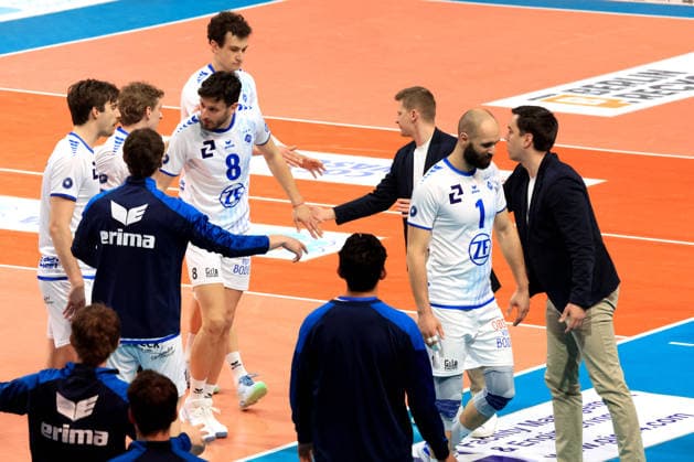 DEU, DVV, 1 VBL, BR Volleys vs VFB Friedrichshafen, 11 04 2026, Max Schmeling Halle, Berlin, DEU, DVV, 1 VBL, BR Volleys vs VFB Friedrichshafen, in the picture head coach Adam Swaczyna Friedrichshafen , Friedrichshafen players circle nordphotoxGmbHx xEngler nph00076