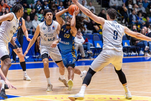 Basketball Bundesliga BBL, Frankfurt Skyliners vs MLP Academics Heidelberg, Süwag Energie Arena Frankfurt am Main 12 04 2026 Basketball Bundesliga BBL, Frankfurt am Main, Germany 12 04 2026 Tyger Campbell Frankfurt Skyliners, 00 on the ball against Erol Ersek MLP Academics Heidelberg, 11 and Paul Zipser MLP Academics Heidelberg, 9 , Basketball Bundesliga BBL, Game of Frankfurt Skyliners vs MLP Academics Heidelberg, Süwag Energie Arena Frankfurt am Main Copyright: xBEAUTIFULxSPORTS Freudensteinx
