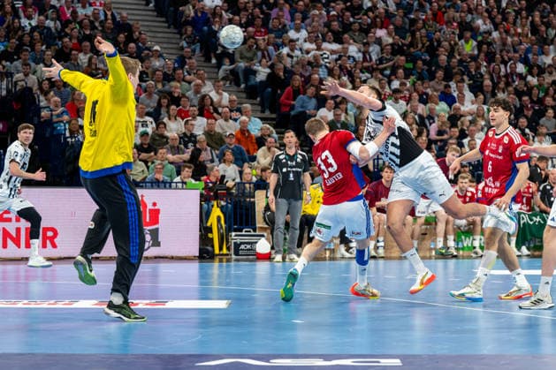 12 04 2026, xdobgx, Handball Daikin HBL, Handball Sport Verein Hamburg THW Kiel v l Robin Paulsen Haug Handball Sport Verein Hamburg, 16 , Moritz Sauter Handball Sport Verein Hamburg, 33 , Harald Reinkind Kiel, 6 beim Wurf, in action, throwing