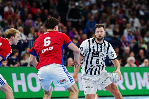 Elias Kofler Handball Sport Verein Hamburg, 06 , Harald Reinkind THW Kiel, 06 GER, Handball Sport Verein Hamburg vs THW Kiel, Handball, 1 Bundesliga, Matchday 28, Season 2025 2026, 12 04 2026 GER, Handball Sport Verein Hamburg vs THW Kiel, Handball, 1 Bundesliga, Matchday 28, Season 2025 2026, 12 04 2026 Hamburg Copyright: xEibner-Pressefoto MarcelxvonxFehrnx EP_MFN