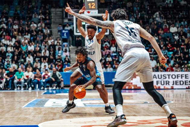 Isaiah Swope Skyliners Frankfurt, 01 , Eric Reed Jr MLP Academics Heidelberg, 43 GER, Skyliners Frankfurt vs MLP Academics Heidelberg, easycredit BBL, Bundesliga, Matchday 29, Season 2025 2026 12 04 2026 Eibner Pressefoto Attila Ziga GER, Skyliners Frankfurt vs MLP Academics Heidelberg, easycredit BBL, Bundesliga, Matchday 29, Season 2025 2026 12 04 2026 Frankfurt am Main Copyright: xEibner-Pressefotox EP_AZA