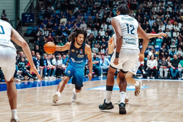 Tyger Campbell Skyliners Frankfurt, 00 , Osun Osunniyi MLP Academics Heidelberg, 12 GER, Skyliners Frankfurt vs MLP Academics Heidelberg, easycredit BBL, Bundesliga, Matchday 29, Season 2025 2026 12 04 2026 Eibner Pressefoto Attila Ziga GER, Skyliners Frankfurt vs MLP Academics Heidelberg, easycredit BBL, Bundesliga, Matchday 29, Season 2025 2026 12 04 2026 Frankfurt am Main Copyright: xEibner-Pressefotox EP_AZA