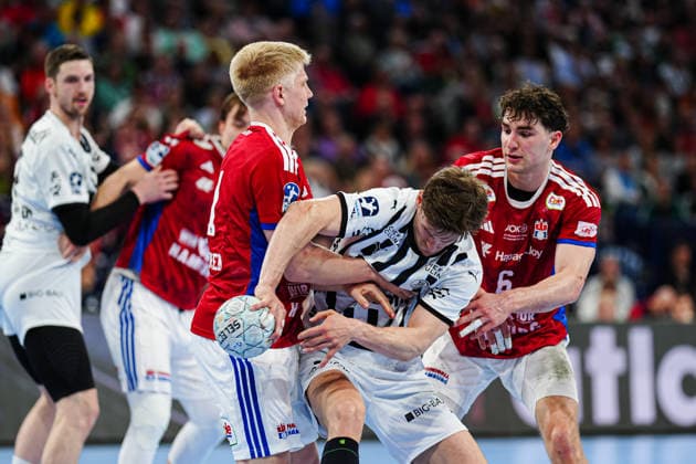 Frederik Bo Andersen Handball Sport Verein Hamburg, 21 , Rune Dahmke THW Kiel, 23 GER, Handball Sport Verein Hamburg vs THW Kiel, Handball, 1 Bundesliga, Matchday 28, Season 2025 2026, 12 04 2026 GER, Handball Sport Verein Hamburg vs THW Kiel, Handball, 1 Bundesliga, Matchday 28, Season 2025 2026, 12 04 2026 Hamburg Copyright: xEibner-Pressefoto MarcelxvonxFehrnx EP_MFN