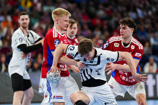 Frederik Bo Andersen Handball Sport Verein Hamburg, 21 , Rune Dahmke THW Kiel, 23 GER, Handball Sport Verein Hamburg vs THW Kiel, Handball, 1 Bundesliga, Matchday 28, Season 2025 2026, 12 04 2026 GER, Handball Sport Verein Hamburg vs THW Kiel, Handball, 1 Bundesliga, Matchday 28, Season 2025 2026, 12 04 2026 Hamburg Copyright: xEibner-Pressefoto MarcelxvonxFehrnx EP_MFN