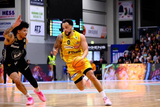 ProA Phoenix Hagen vs Bozic Estriche Knights Kirchheim, Hagen, 12 04 2026, Ischelandhalle Hagen Marcus Henri Graves 0, Phoenix Hagen, PG moving to the basket, defended by Tylan James Pope 9, Bozic Estriche Knights Kirchheim, PF ProA Phoenix Hagen vs Bozic Estriche Knights Kirchheim, Hagen, 12 04 2026, Ischelandhalle Hagen Copyright: xBEAUTIFULxSPORTS Piepenstockx