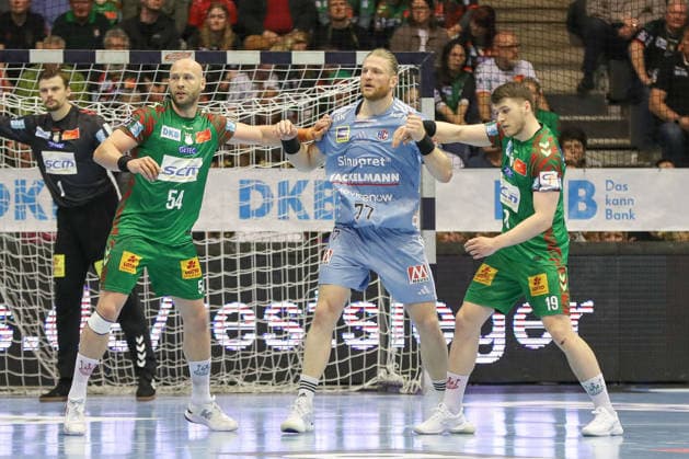 12 04 2026, xgox, Handball Daikin HBL SC Magdeburg HC Erlangen emspor, v l Oscar Bergendahl Magdeburg, 54 , Maciej Gebala Erlangen, 77 , Elvar Oern Jonsson Magdeburg, 19 duel, duel, fight, tackle Magdeburg
