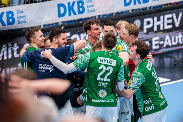 Victory celebration after 33 34 victory, Team Fuechse Berlin GER, TBV Lemgo Lippe vs Fuechse Berlin, Handball, 1 Bundesliga, Matchday 28, Season 2025 2026, 12 04 2026 GER, TBV Lemgo Lippe vs Fuechse Berlin, Handball, 1 Bundesliga, Matchday 28, Season 2025 2026, 12 04 2026 Lemgo Copyright: xEibner-Pressefoto JanxRollingerx EP_JSK
