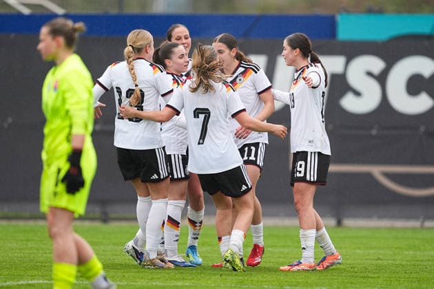 13 04 2026, xydrx, Football, International match, European Championship Qualification U19 Women, Germany Slovakia, IMS Arena Goal celebration after the goal to 3 1 for Germany by scorer Leni Eggert GER, 11 together with Laila Portella GER, 19 and Maj Schneider GER, 15 Lany Baecker GER, 13 Zoe Schick GER,7 DFB regulations prohibit any use of photographs as image sequences and or quasi video Copyright: HMBxMedia YannisxDreimann