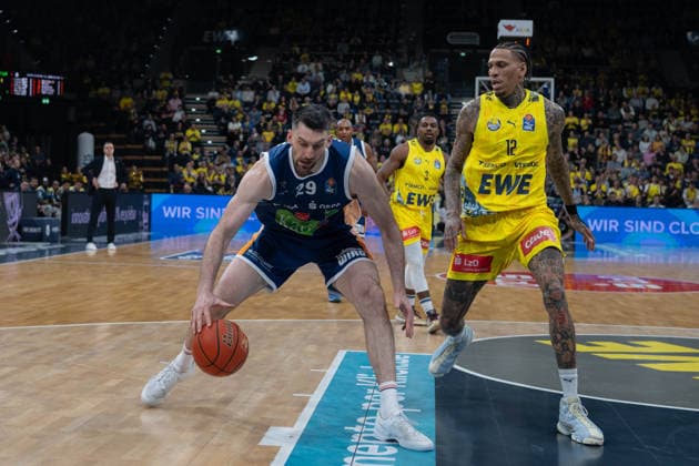 GER, Basketball, easy Credit BBL, EWE Baskets Oldenburg vs Rostock Seawolves 13 04 2026, EWE Arena, Oldenburg, GER, easy Credit BBL, Play Ins, EWE Baskets Oldenburg vs Rostock Seawolves, pictured Owen KLASSEN Rostock Seawolves 29 Michale KYSER EWE Baskets Oldenburg 12 nordphotoxgmbhx xRojahn nph00310